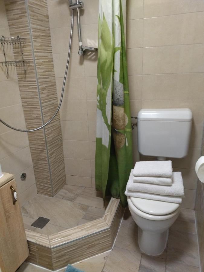 Tiny Studio In City Center Stone House Split Exterior foto